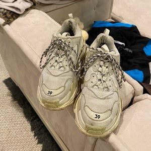 TRIPLE S CREME SNEAKER